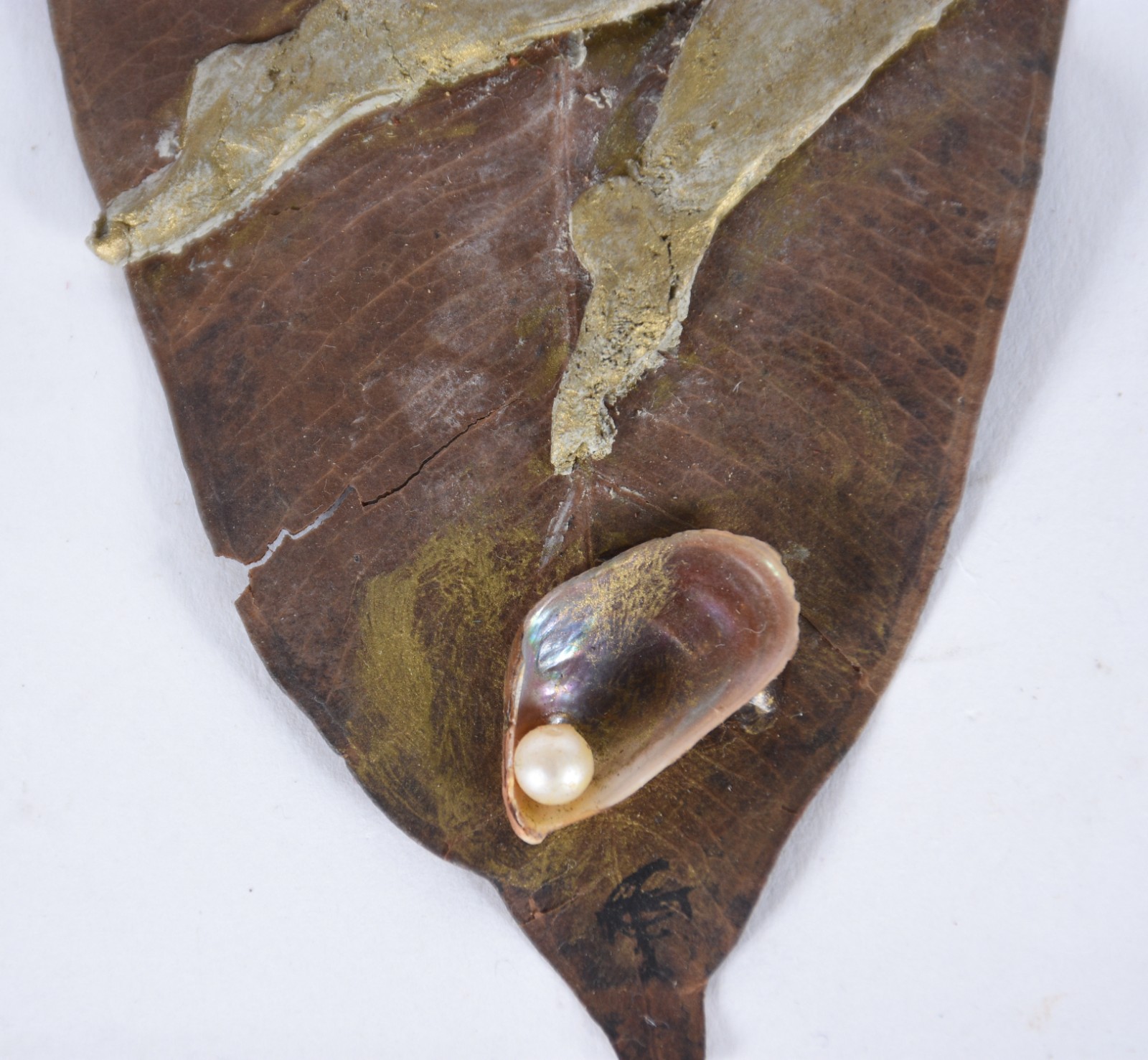 Folha trabalhada com figura feminina, asas de borboleta, concha e... - foto 3 de 7