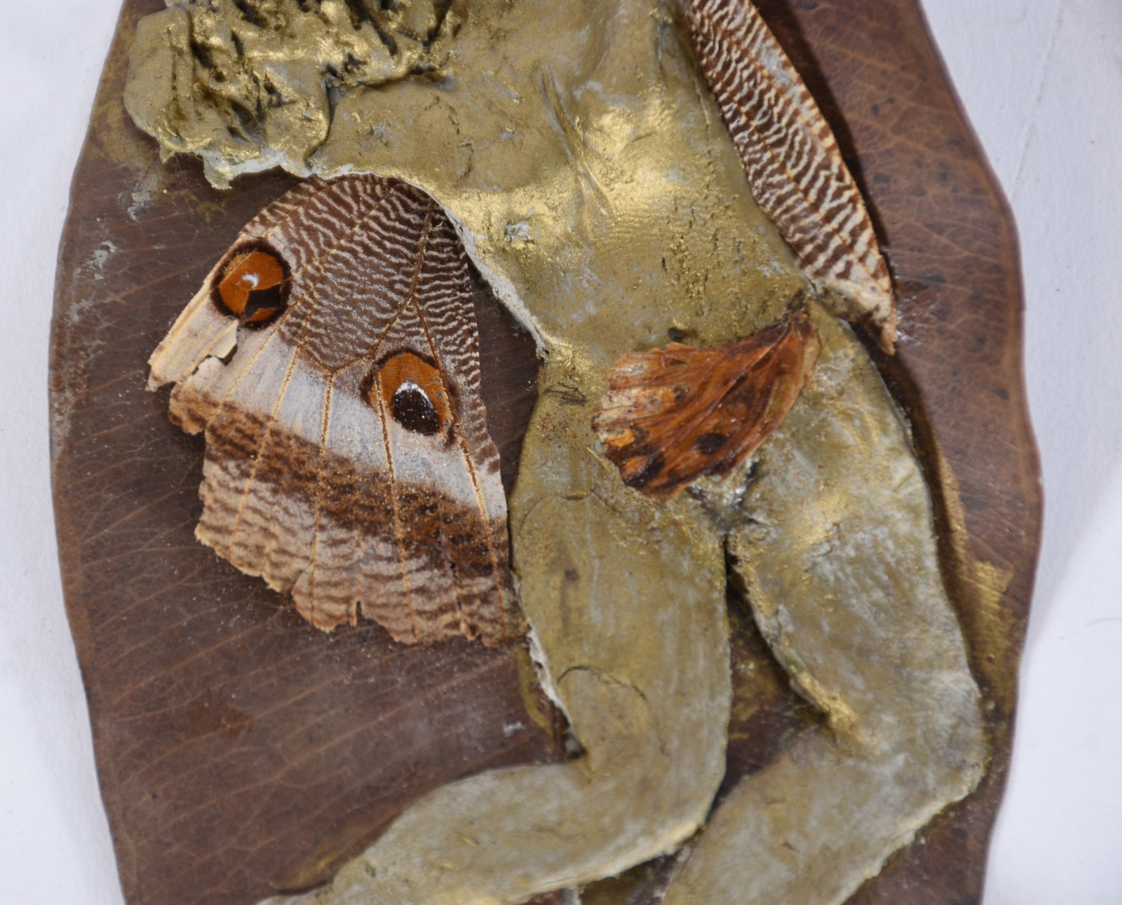 Folha trabalhada com figura feminina, asas de borboleta, concha e... - foto 5 de 7