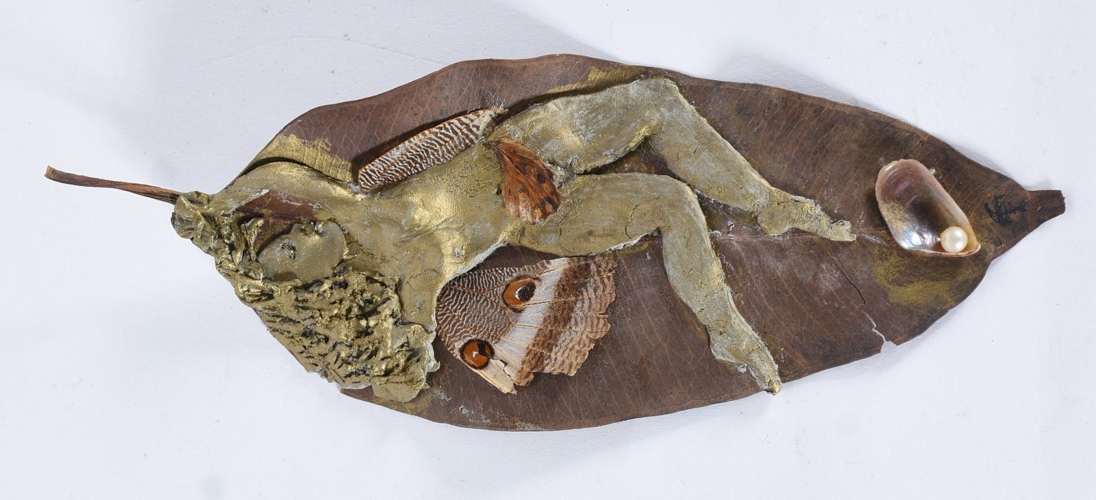 Folha trabalhada com figura feminina, asas de borboleta, concha e... - foto 1 de 7