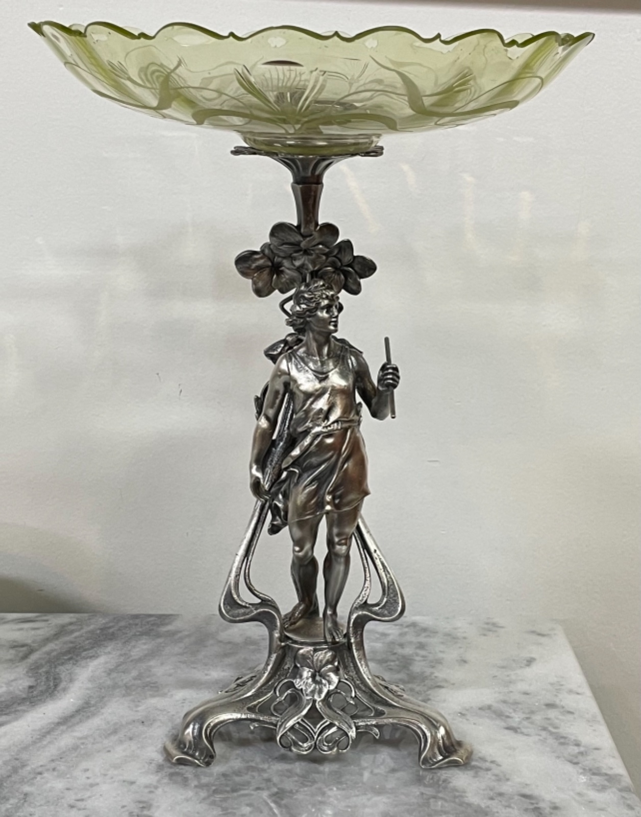 Centro de mesa Art Nouveau, base de metal prateado na forma de figura... - foto 10 de 10
