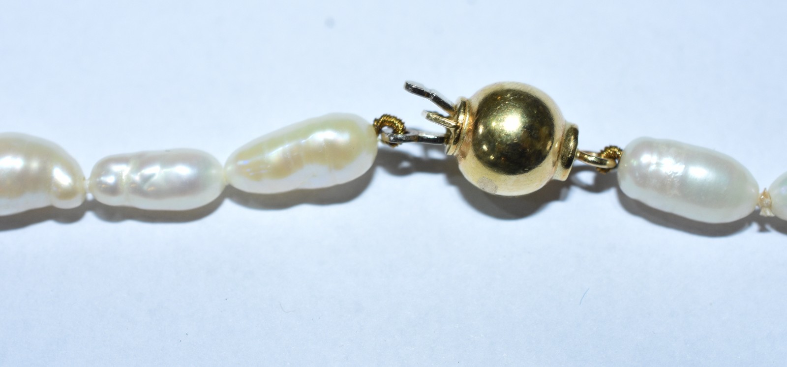Colar com perolas barrocas, fecho de ouro 18k. (Por motivos de... - foto 5 de 7