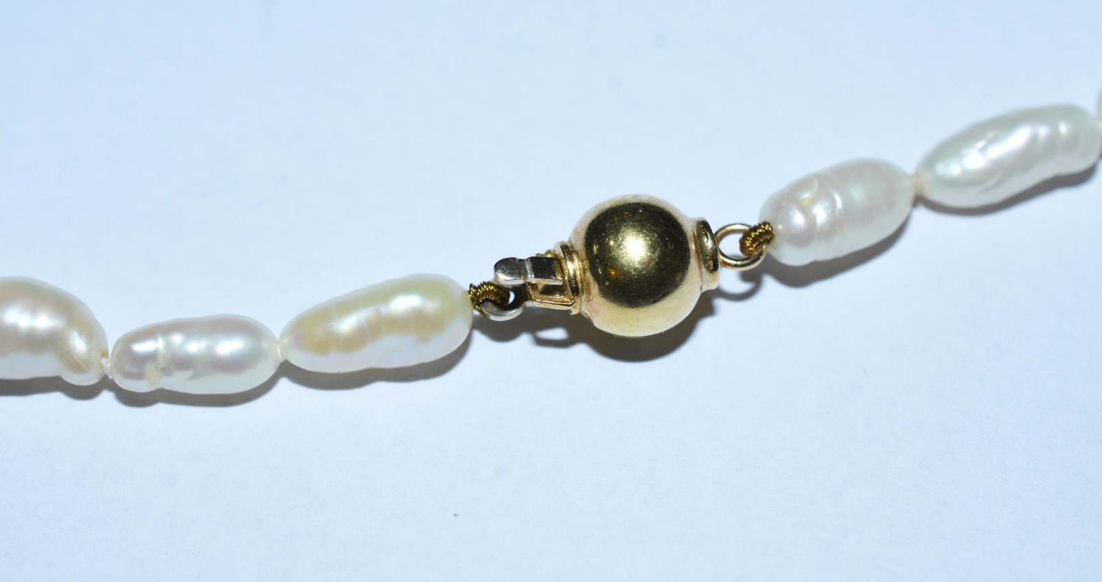 Colar com perolas barrocas, fecho de ouro 18k. (Por motivos de... - foto 6 de 7