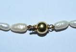 Colar com perolas barrocas, fecho de ouro 18k. ... - Colar com perolas barrocas, fecho de ouro 18k. (Por motivos de segurança a peça não se encontra na loja)