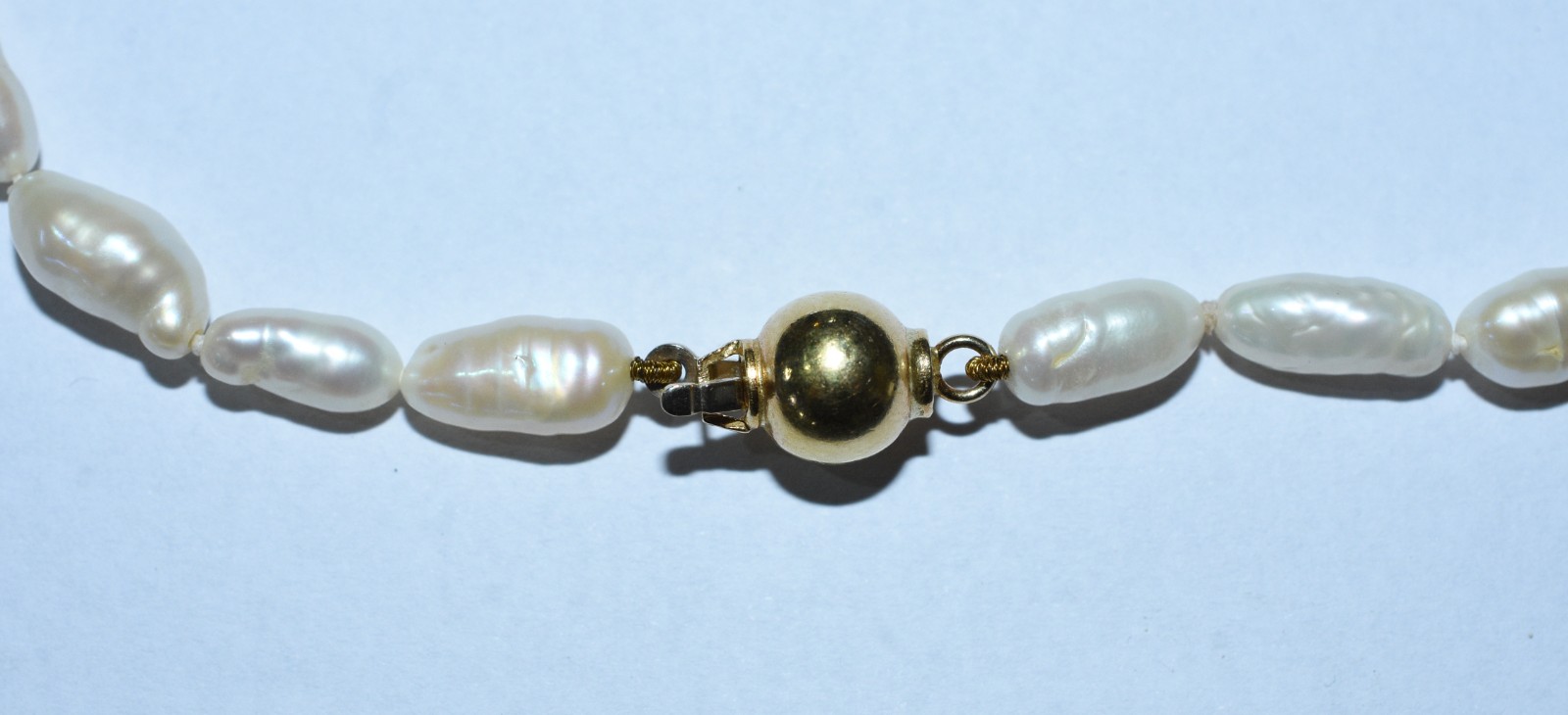 Colar com perolas barrocas, fecho de ouro 18k. (Por motivos de... - foto 7 de 7