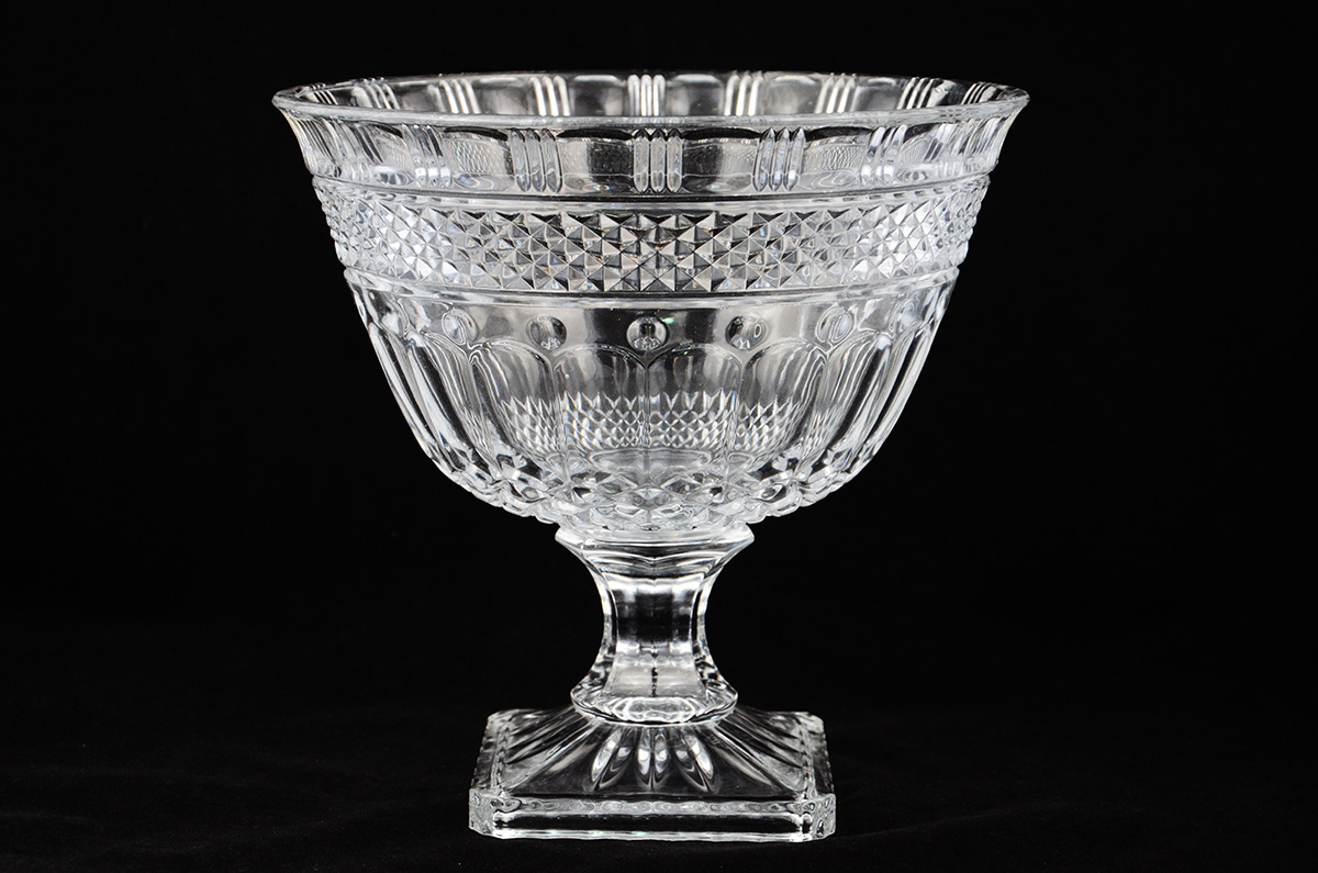 Fruteira de cristal da Bohemia lapidado, com pé alto. Altura 25 cm.