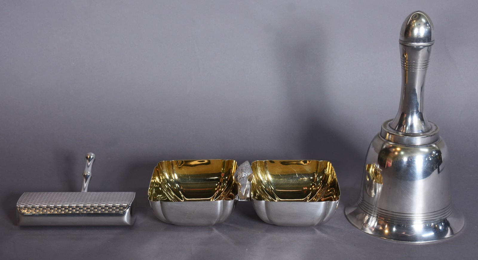 Três peças de metal prateado, sendo escova cata migalhas; porta... - foto 1 de 11
