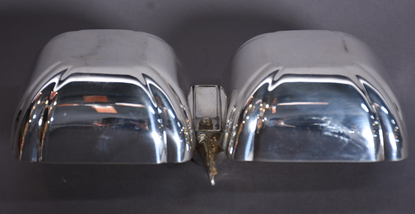 Três peças de metal prateado, sendo escova cata migalhas; porta... - foto 6 de 11