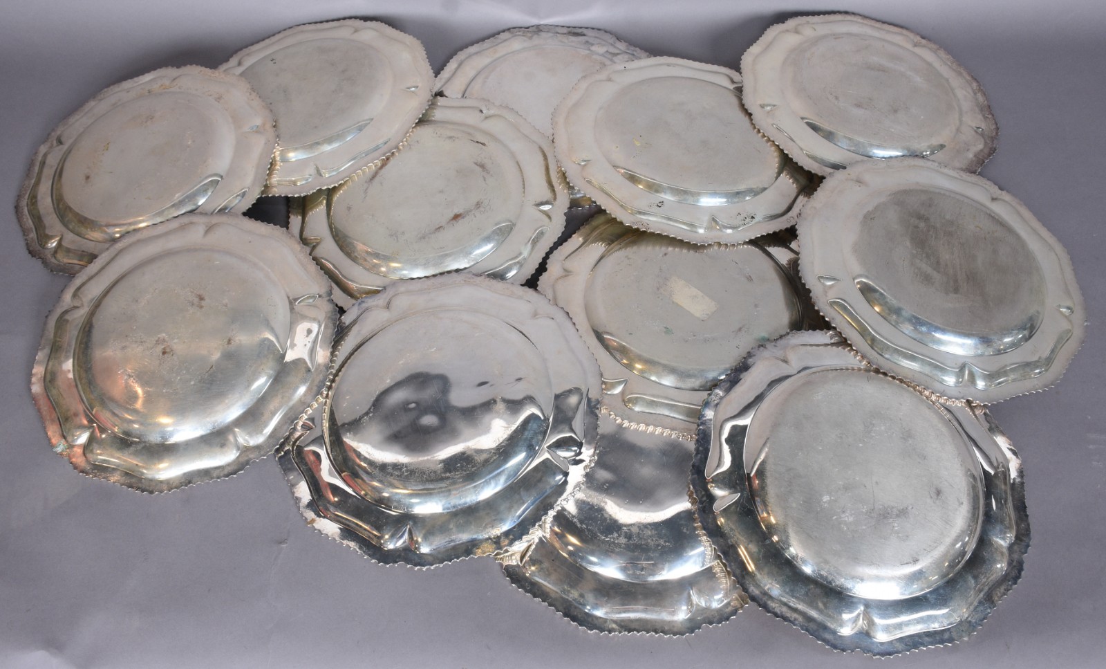 Conjunto com vinte e quatro souplats de metal feitio redondo, bordas... - foto 3 de 5