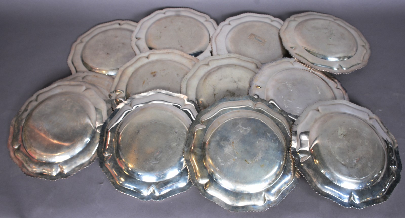 Conjunto com vinte e quatro souplats de metal feitio redondo, bordas... - foto 4 de 5