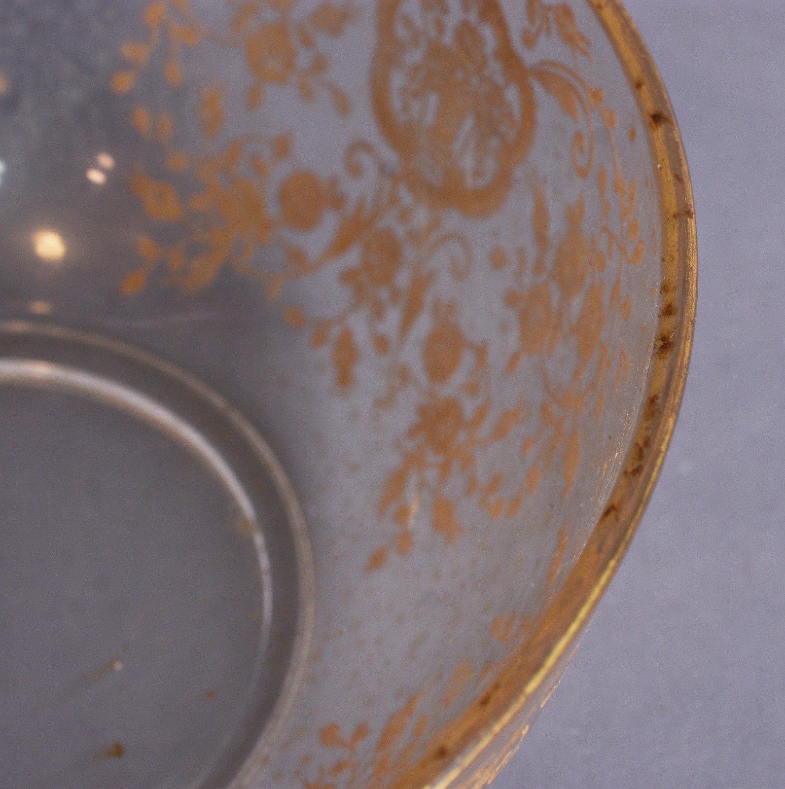 Conjunto de sobremesa de demi cristal com trabalhos em dourado... - foto 8 de 10