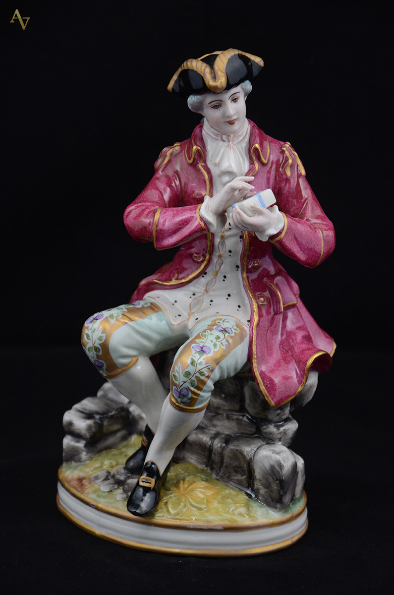 Escultura de porcelana européia policromada representando Figura de... - foto 1 de 2