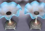 Par de floreiras de metal com pratos de opalina... - Par de floreiras de metal com pratos de opalina azul feitio "babado".