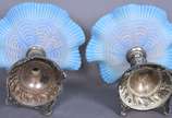 Par de floreiras de metal com pratos de opalina... - Par de floreiras de metal com pratos de opalina azul feitio "babado".