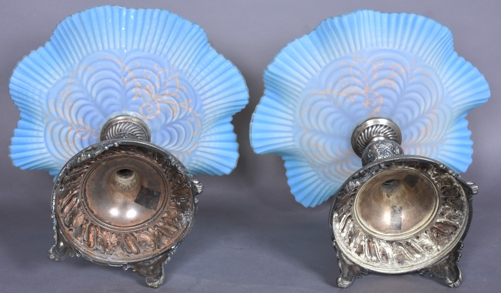 Par de floreiras de metal com pratos de opalina azul feitio "babado". - foto 9 de 10
