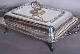 Elegante terrina com alças e tampa de metal pra... - Elegante terrina com alças e tampa de metal prateado, divisórias internas removíveis.