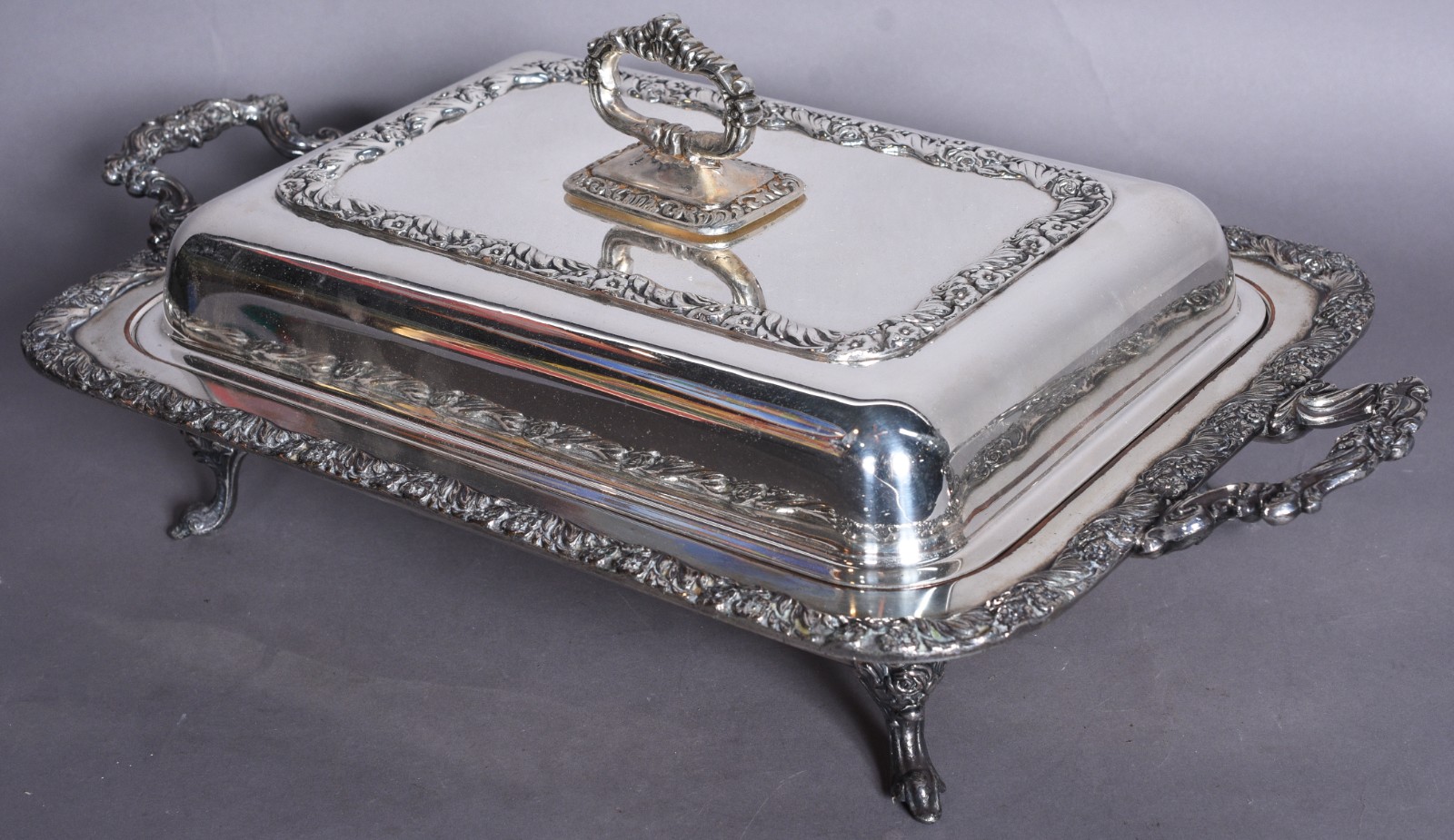 Elegante terrina com alças e tampa de metal prateado, divisórias... - foto 1 de 11