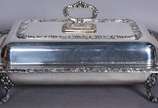 Elegante terrina com alças e tampa de metal pra... - Elegante terrina com alças e tampa de metal prateado, divisórias internas removíveis.