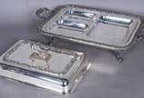 Elegante terrina com alças e tampa de metal pra... - Elegante terrina com alças e tampa de metal prateado, divisórias internas removíveis.