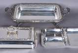 Elegante terrina com alças e tampa de metal pra... - Elegante terrina com alças e tampa de metal prateado, divisórias internas removíveis.