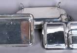 Elegante terrina com alças e tampa de metal pra... - Elegante terrina com alças e tampa de metal prateado, divisórias internas removíveis.