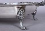 Elegante terrina com alças e tampa de metal pra... - Elegante terrina com alças e tampa de metal prateado, divisórias internas removíveis.