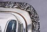 Elegante terrina com alças e tampa de metal pra... - Elegante terrina com alças e tampa de metal prateado, divisórias internas removíveis.