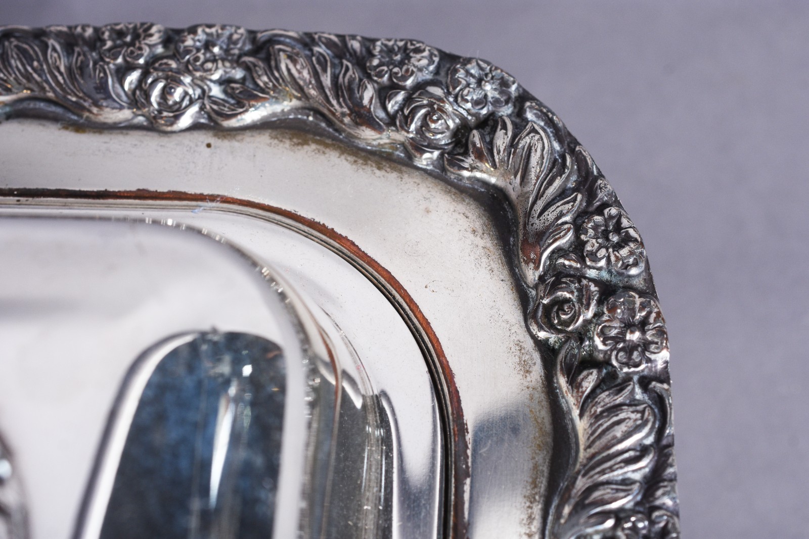 Elegante terrina com alças e tampa de metal prateado, divisórias... - foto 8 de 11
