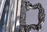 Elegante terrina com alças e tampa de metal pra... - Elegante terrina com alças e tampa de metal prateado, divisórias internas removíveis.