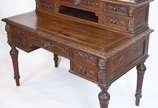 Mesa escrivaninha de madeira nobre com entalhes... - Mesa escrivaninha de madeira nobre com entalhes, parte inferior com cinco gavetas, alçada superior também com cinco gavetas e galeria recortada ...