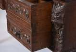 Mesa escrivaninha de madeira nobre com entalhes... - Mesa escrivaninha de madeira nobre com entalhes, parte inferior com cinco gavetas, alçada superior também com cinco gavetas e galeria recortada ...