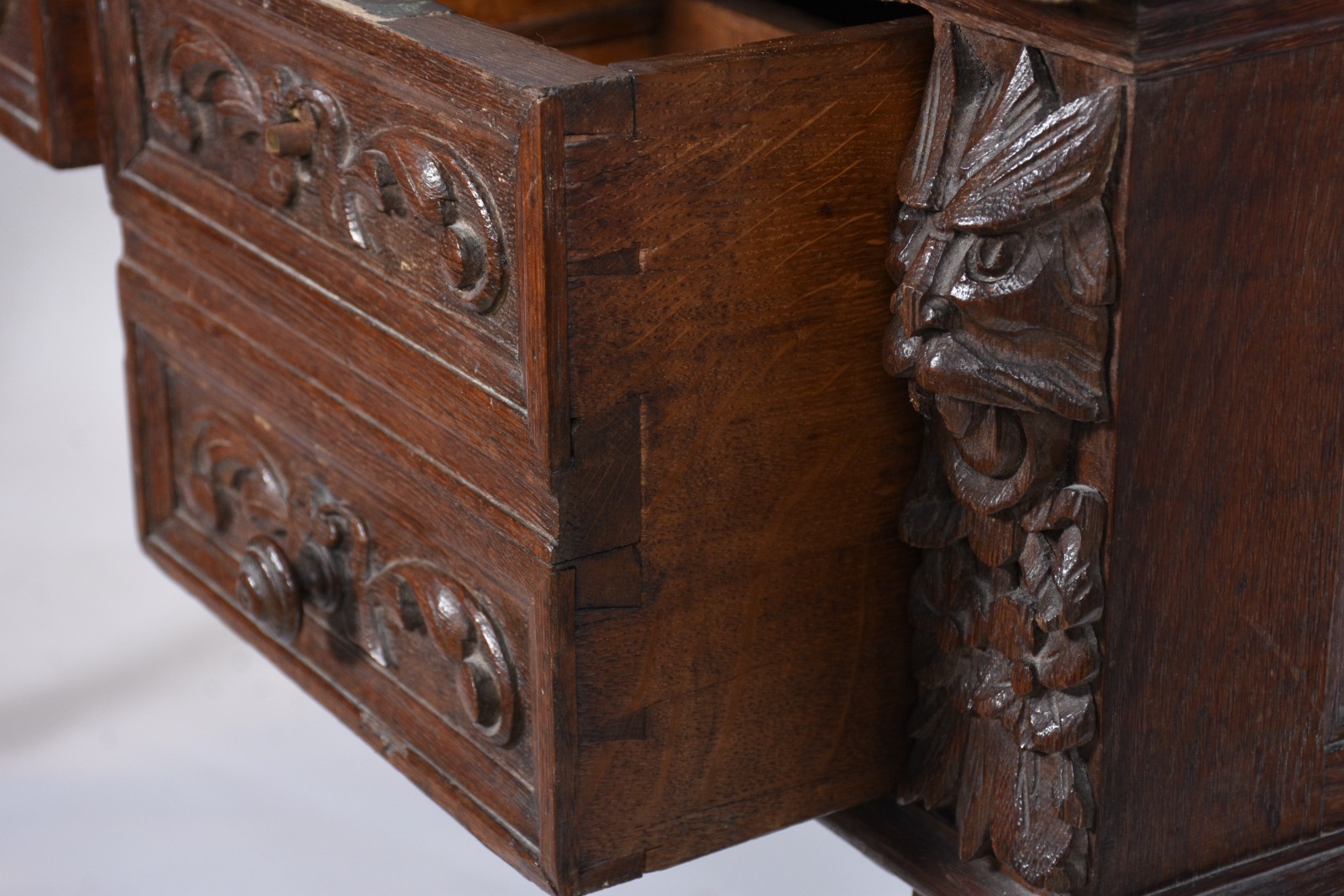 Mesa escrivaninha de madeira nobre com entalhes, parte inferior com... - foto 5 de 11
