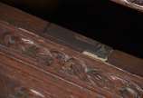 Mesa escrivaninha de madeira nobre com entalhes... - Mesa escrivaninha de madeira nobre com entalhes, parte inferior com cinco gavetas, alçada superior também com cinco gavetas e galeria recortada ...