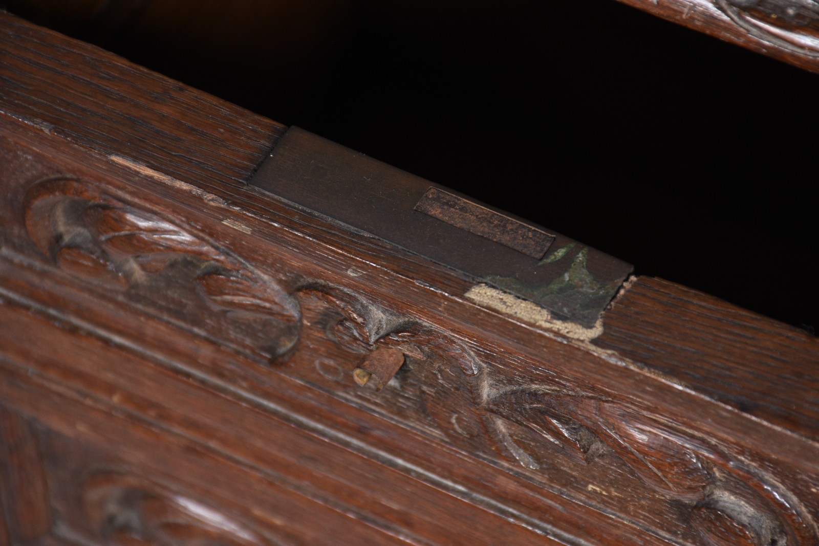 Mesa escrivaninha de madeira nobre com entalhes, parte inferior com... - foto 6 de 11