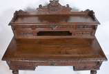 Mesa escrivaninha de madeira nobre com entalhes... - Mesa escrivaninha de madeira nobre com entalhes, parte inferior com cinco gavetas, alçada superior também com cinco gavetas e galeria recortada ...