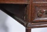 Mesa escrivaninha de madeira nobre com entalhes... - Mesa escrivaninha de madeira nobre com entalhes, parte inferior com cinco gavetas, alçada superior também com cinco gavetas e galeria recortada ...