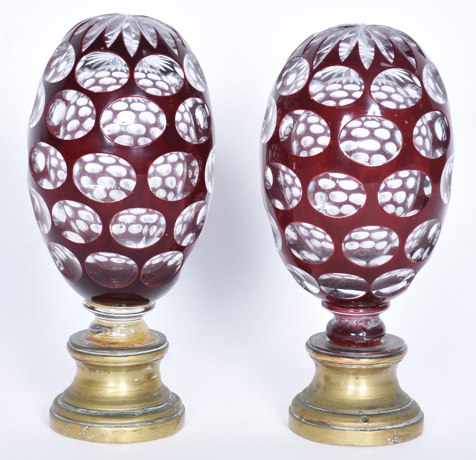 Duas antigas pinhas de cristal doublé rubi lapidadas em facetas... - foto 1 de 6