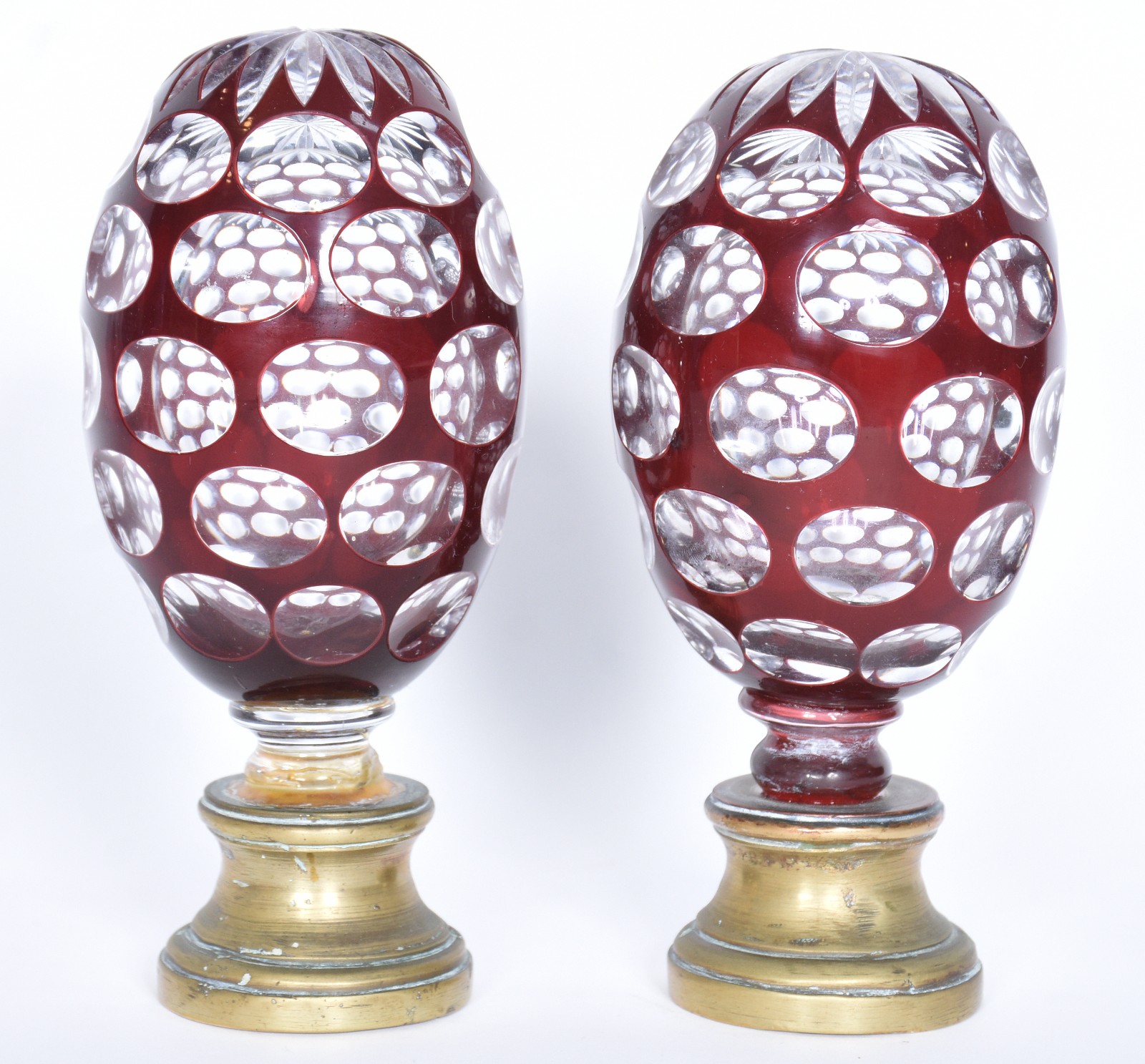 Duas antigas pinhas de cristal doublé rubi lapidadas em facetas... - foto 2 de 6