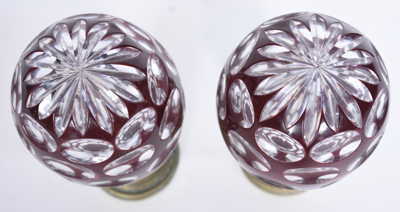 Duas antigas pinhas de cristal doublé rubi lapidadas em facetas... - foto 3 de 6