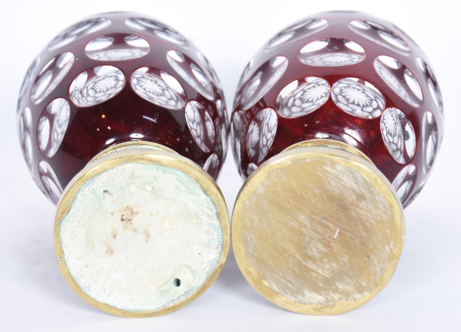 Duas antigas pinhas de cristal doublé rubi lapidadas em facetas... - foto 5 de 6