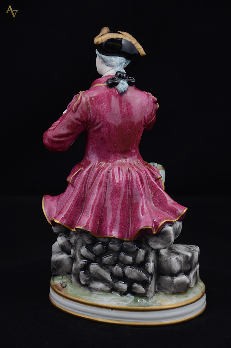 Escultura de porcelana européia policromada representando Figura de... - foto 2 de 2