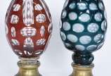 Duas antigas pinhas de cristal doublé, sendo um... - Duas antigas pinhas de cristal doublé, sendo uma na cor verde  (com mofo) e outra rubi, bases de bronze.