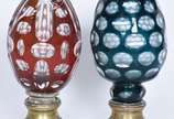 Duas antigas pinhas de cristal doublé, sendo um... - Duas antigas pinhas de cristal doublé, sendo uma na cor verde  (com mofo) e outra rubi, bases de bronze.