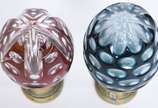 Duas antigas pinhas de cristal doublé, sendo um... - Duas antigas pinhas de cristal doublé, sendo uma na cor verde  (com mofo) e outra rubi, bases de bronze.
