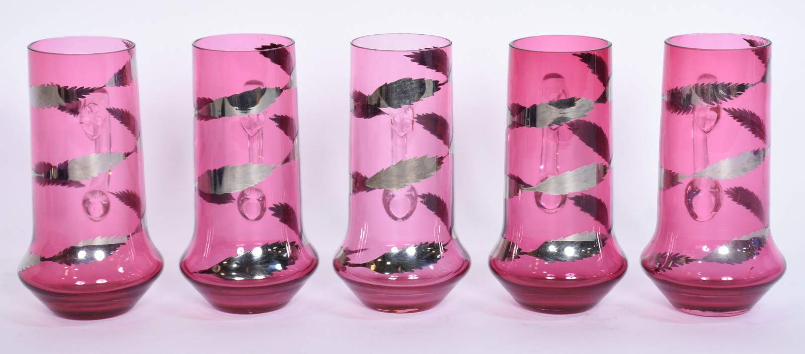 Cinco jarrinhas de vidro individuais na cor rose com folhas prateadas. - foto 2 de 6