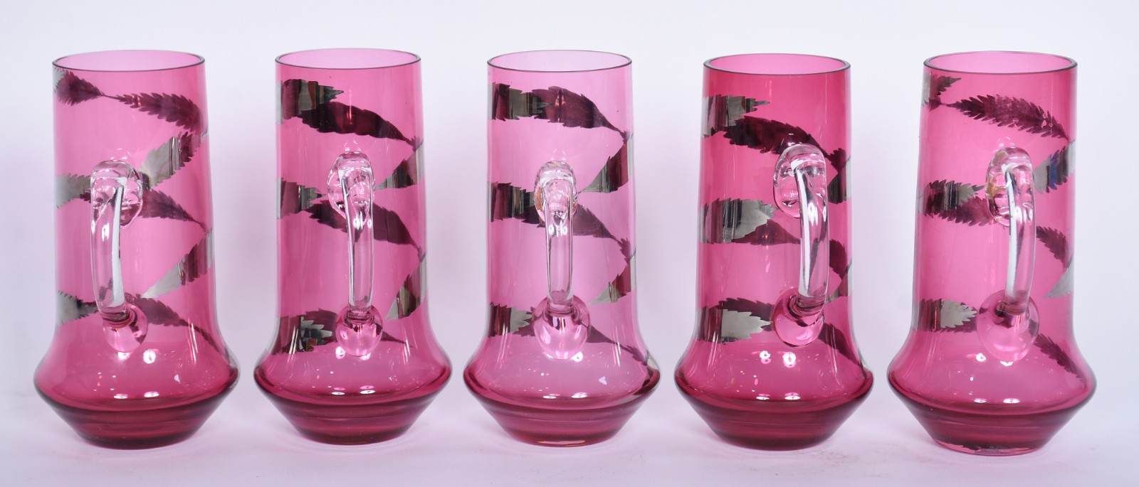 Cinco jarrinhas de vidro individuais na cor rose com folhas prateadas. - foto 3 de 6