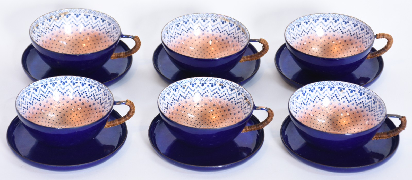 Seis xicaras de café com pires de metal na cor azul cobalto, parte... - foto 1 de 8