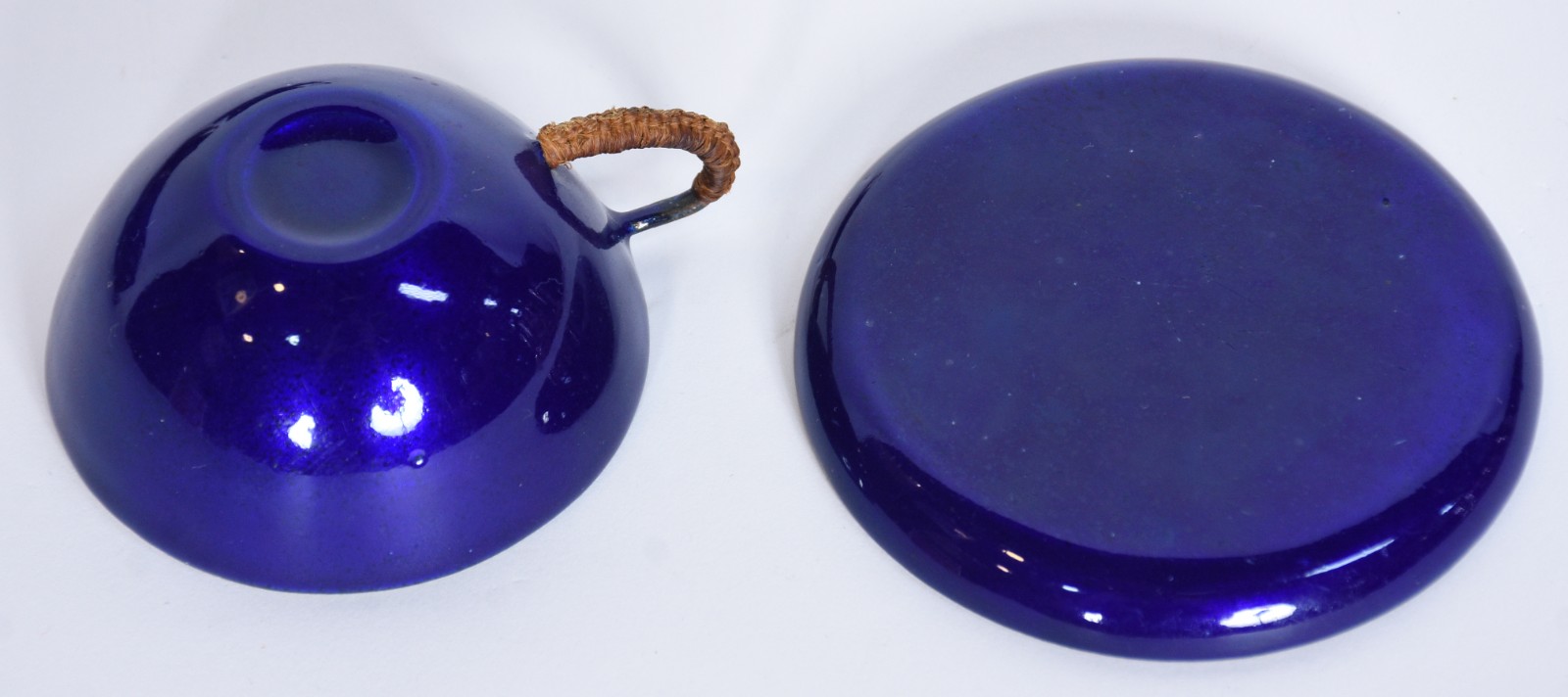 Seis xicaras de café com pires de metal na cor azul cobalto, parte... - foto 5 de 8