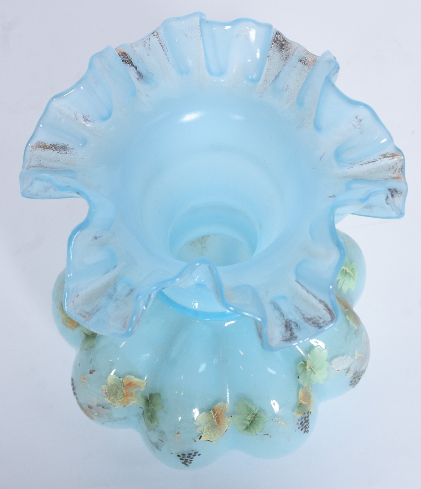 Vaso de vidro opalinado azul trabalhado em gomos e decorado com... - foto 3 de 8