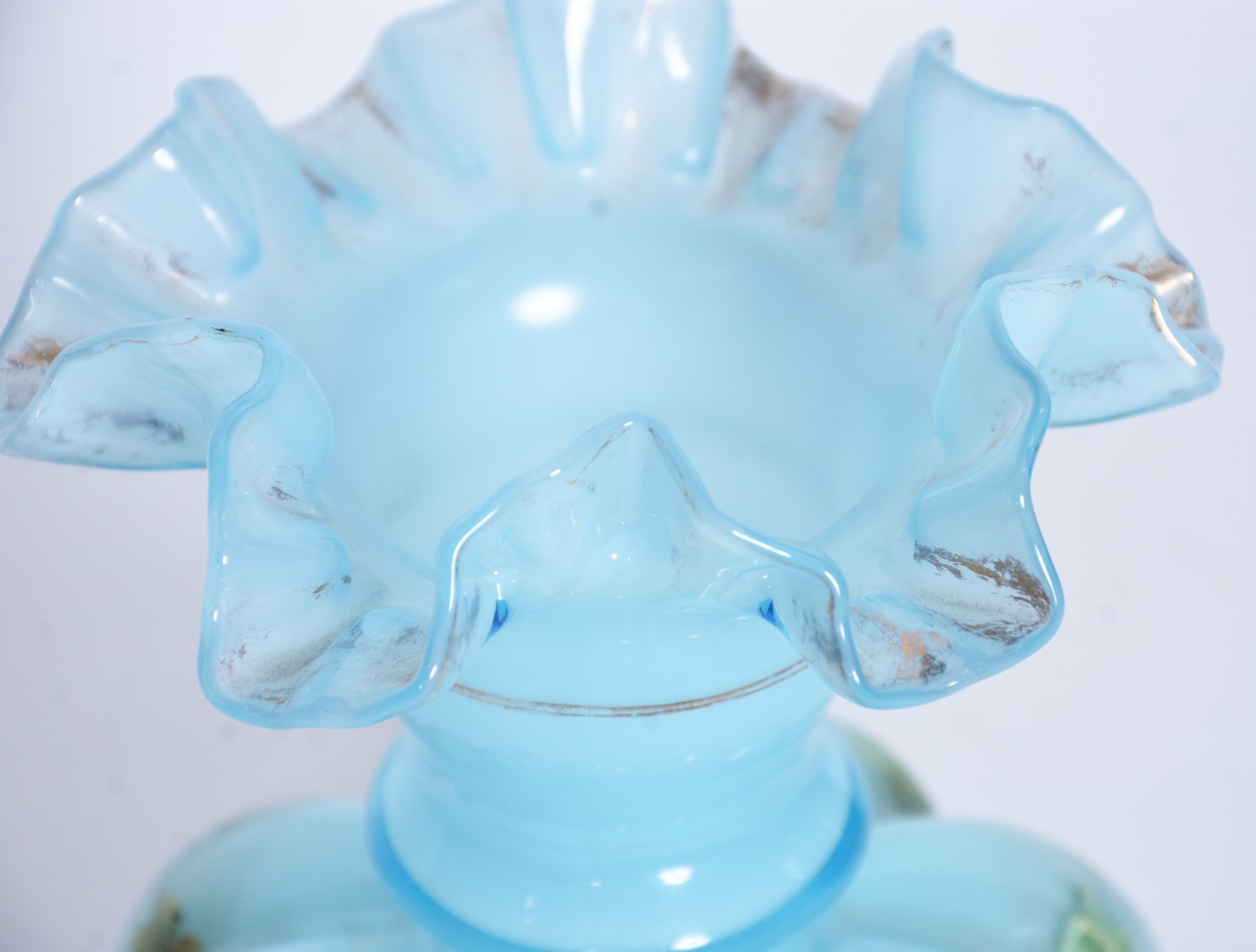 Vaso de vidro opalinado azul trabalhado em gomos e decorado com... - foto 4 de 8