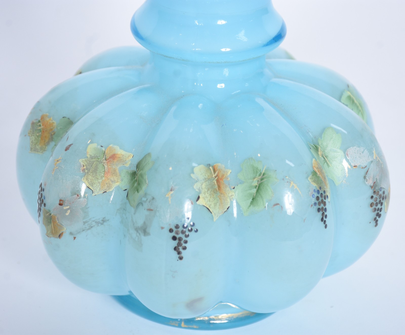 Vaso de vidro opalinado azul trabalhado em gomos e decorado com... - foto 5 de 8